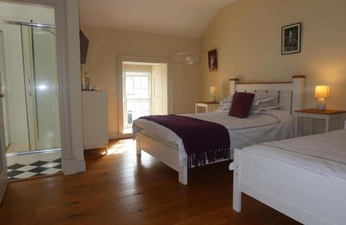 Glin Bed & Breakfast | Geoghegans Magpie Bar and B&B