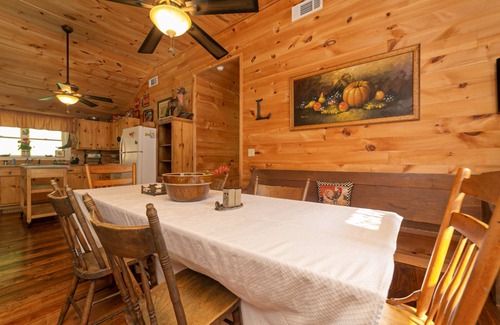 Helen House | Georgia Bell`s - Vintage Ranch Farmhouse by Chattahoochee River & Near Downtown