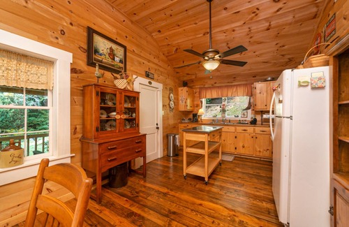 Helen House | Georgia Bell`s - Vintage Ranch Farmhouse by Chattahoochee River & Near Downtown