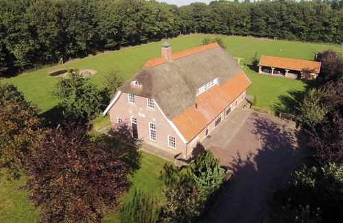 Ambt Delden Apartment | Geräumiges Ferienhaus für 16 Personen mit Whirlpool und Sauna