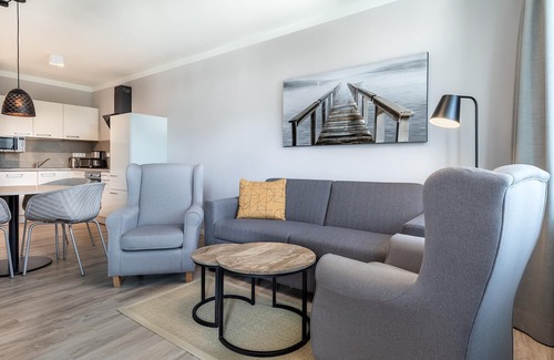 Alt-Travemunde/Ronnau Apartment | Geschmackvolles Ferienapartment mit Loggia und Blick in den Park in Ostseenähe