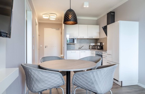 Alt-Travemunde/Ronnau Apartment | Geschmackvolles Ferienapartment mit Loggia und Blick in den Park in Ostseenähe
