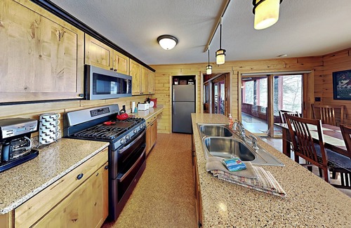 Hayward Cabin | Get away from it all at Tranquility on beautiful Teal Lake "the Quiet Lake"