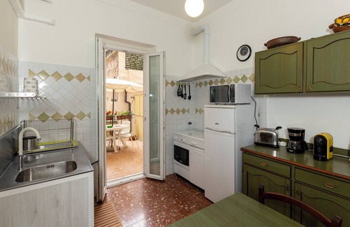 Celio Apartment | Get the local feel in a nice and safe neighborhood in the heart of Rome!