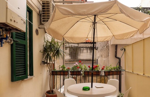 Celio Apartment | Get the local feel in a nice and safe neighborhood in the heart of Rome!
