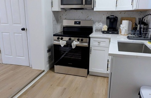 North Philadelphia West House | Getaway 2bed 1 bath minutes from art museum , Philly zoo Temple and Downtown