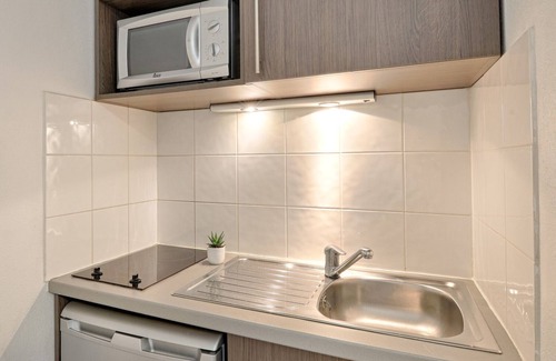 Le Tremblay Apartment | Getaway by the river and city – Comfortable studio, 30 min to Paris