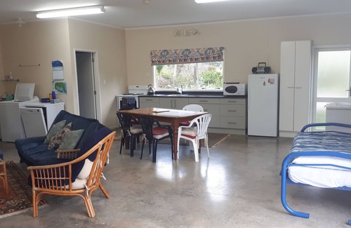 Whangarei Heads House | Getaway by the sea,fishing, surfing,swimming and a happy safe place to stay.