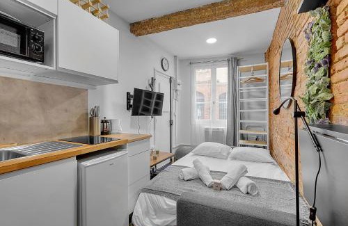 Carmes Apartment | Getaway For 2 Beautiful Studio Near The Garonne