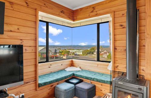 Taupo House | Getaway on Grove - Lake Taupo Holiday Home