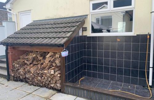 Pentrebach House | Gethin Lodge Holiday cottage Abercanaid 5mins from BPW