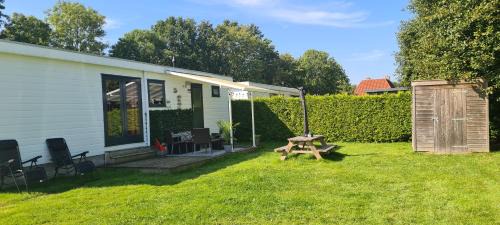 Menaldum Apartment | Gezellige chalet met grote privétuin.