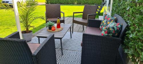 Menaldum Apartment | Gezellige chalet met grote privétuin.