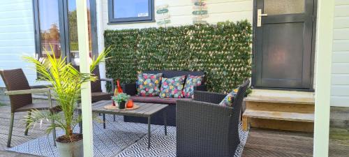 Menaldum Apartment | Gezellige chalet met grote privétuin.