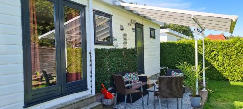 Menaldum Apartment | Gezellige chalet met grote privétuin.