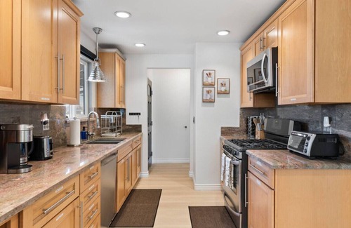 Garden Grove House | GG1-Korean Town Retreat Haven with Golf Course