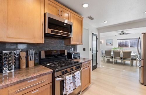 Garden Grove House | GG1-Korean Town Retreat Haven with Golf Course