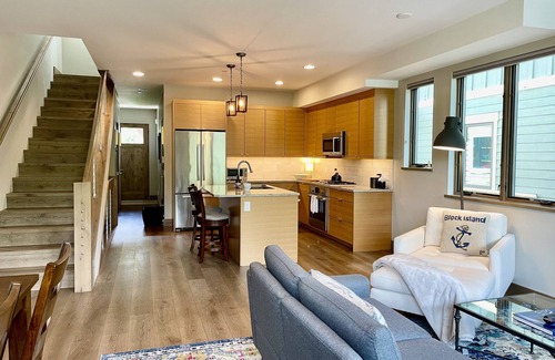 Carbondale House | Gilded Holidays in the Rockies – Sunset Views & Mountain Magic