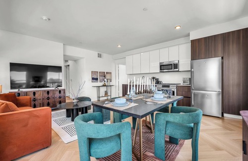 Larchmont Apartment | Gillis House 2BRDM, Pool, Gym, 2 Parking & Views!