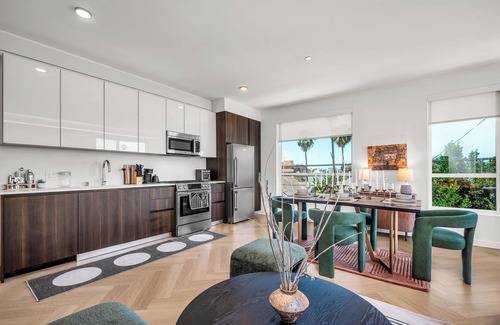 Larchmont Apartment | Gillis House 2BRDM, Pool, Gym, 2 Parking & Views!