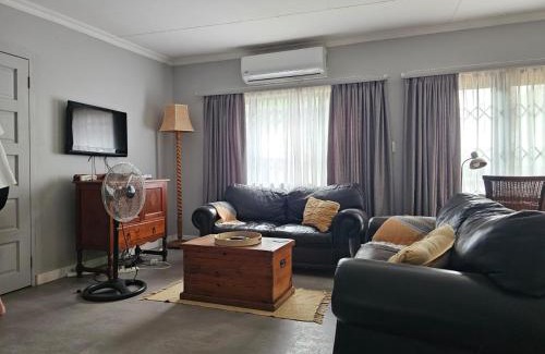 White River Apartment | Giraffe's Rest, Self Catering Studio Apartment