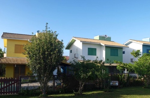 Garopaba House | Girassóis Condominium - Casa Verde (Close to everything - No pets allowed)