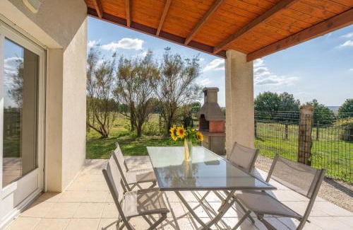 La Gripperie-Saint-Symphorien House | Gite de Groupe piscine intérieure