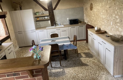 Saint-Martin-de-Fressengeas House | Gites de la Baine: square house and fenestrous