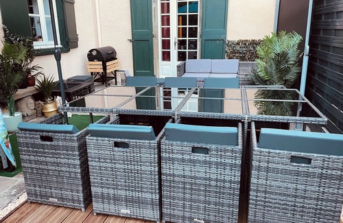 Mirepoix House | Gîte 1 large family room in the heart of the medieval town, garden