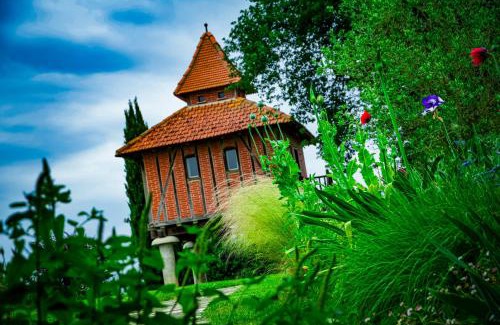 Monlezun Bed & Breakfast | Gite Chambre d'hotes insolite dans un pigeonnier à 5 minutes de Marciac Gers