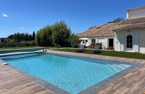 Reignac Apartment | Gite confortable avec terrasse et piscine