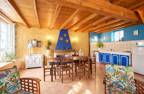 Saint-Sulpice-de-Roumagnac House | Gîte 'La Bergerie' with shared pool, private terrace and Wi-Fi