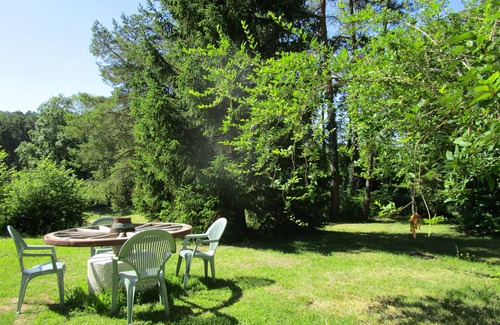 Cere-la-Ronde Cottage | Gite in a quiet wooded setting