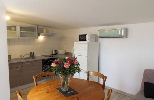 Greoux-les-Bains Cottage | Gîte "La Miellerie" with Shared Pool, Private Terrace, and Air Conditioning