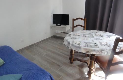 Maubec House | Gite le bagnol un coin de paradis