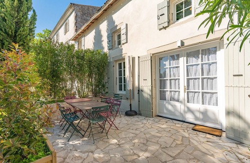Saint-Romain-de-Benet House | Gîte 'Le Cottage' with Shared Pool, Private Terrace and Wi-Fi