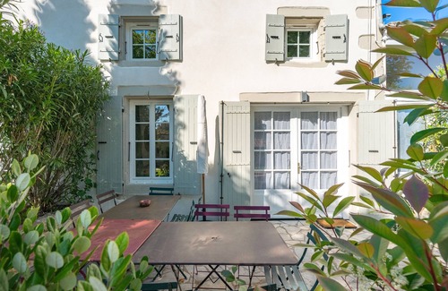 Saint-Romain-de-Benet House | Gîte 'Le Cottage' with Shared Pool, Private Terrace and Wi-Fi