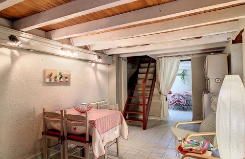 Aubusson House | GITE LES VOLETS ROUGES