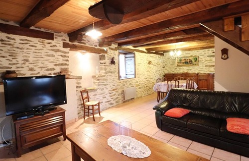 Montsalvy Cottage | Gite Montsalvy, 3 bedrooms, 6 persons