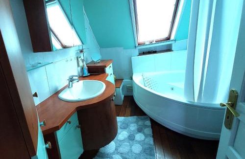 Berstett Apartment | Gite Terre d'Helene 4 à 5 pers proche Strasbourg 42 m2, 3 étoiles, wifi, paisible, jardin, proche commerces,16 atouts, animaux acceptés
