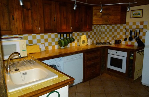 Eymet Cottage | Gîte with swimming pool, countryside and wifi sleeps 8 and 2 babies, farm animals.