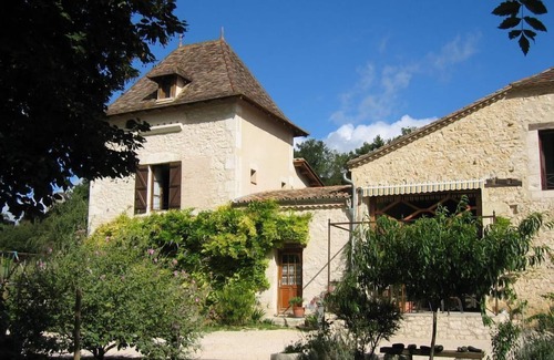 Eymet Cottage | Gîte with swimming pool, countryside and wifi sleeps 8 and 2 babies, farm animals.