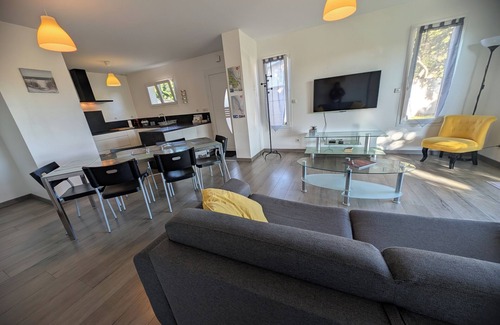 Cussac-Fort-Medoc House | Gîtes for up to 10 people Heated swimming pool in season and Jacuzzi all year round