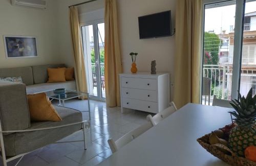Kamena Vourla House | Gkely's apartment 1
