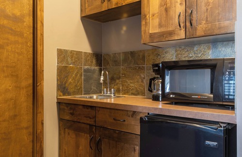 Golden Cabin | Glacier Mountaineer Lodge