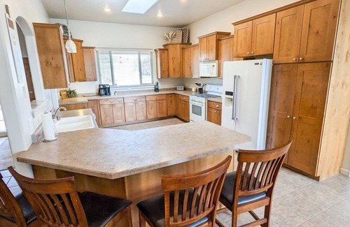 Farmington House | Glade Run Family Retreat - Dog Friendly - 2.5 acres