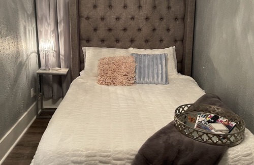 Southwest Area Cottage | Glam cottage (pet-friendly) 5 mins from Czech Village & NewBo, 25 from Iowa City