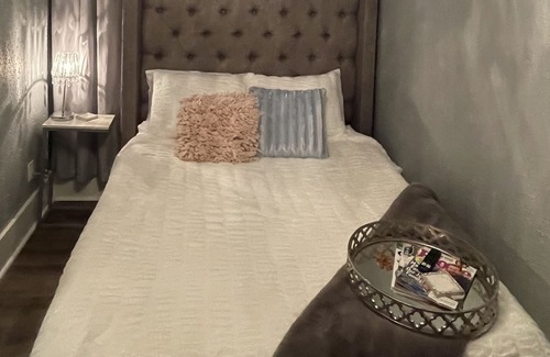 Southwest Area Cottage | Glam cottage (pet-friendly) 5 mins from Czech Village & NewBo, 25 from Iowa City