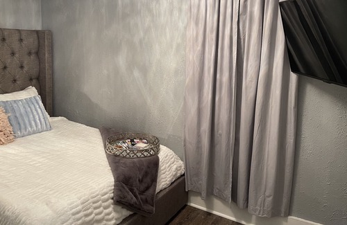 Southwest Area Cottage | Glam cottage (pet-friendly) 5 mins from Czech Village & NewBo, 25 from Iowa City