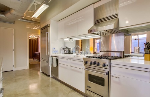 Hollywood Apartment | Glamorous Loft on the Corner of Hollywood and Vine